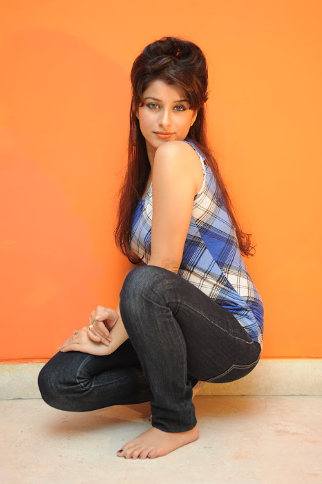madhurima in jeans picture unseen pics